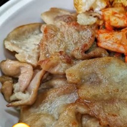 ข้าวหน้าหมูสไลด์ย่างเกลือ