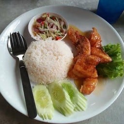 ข้าวปลากระพงราดน้ำปลา