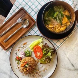 ข้าวผัดปลาริวกิวน้ำพริกลงเรือ+แกงจืดไข่น้ำ