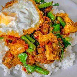 ผัดพริกแกงหมูกรอบ