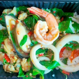 ผัดกะเพราทะเลราดข้าว