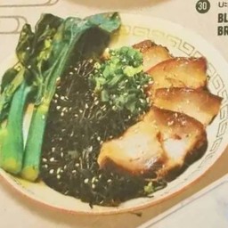 บะหมี่แห้งชาโคลหมูสามชั้นตุ๋น