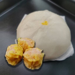 เปาครีม 1 + ขนมจีบ 3 ลูก (CREAM BUN + 3 SHUMAIS)