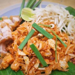ผัดไทยหมูกรอบ