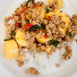 กะเพราหมูเต้าหู้ไข่ ราดข้าว