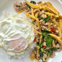 ข้าวกะเพราหน่อไม้ + ไข่ดาว