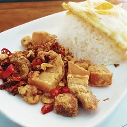 ข้าวหมูสามชั้นคั่วพริกเกลือ,หมูกรอบ,กระดูกหมู