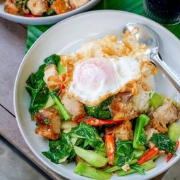 ผัดคะน้าหมูกรอบ