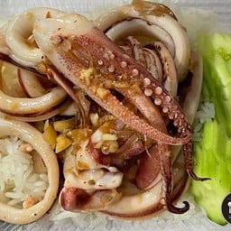 ปลาหมึกกระเทียม ราดข้าว