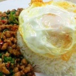 กระเพราหมูสับราดข้าว