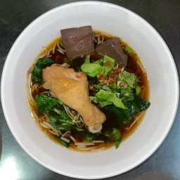 ก๋วยเตี๋ยวไก่ตุ๋น เส้นหมี่  พิเศษ