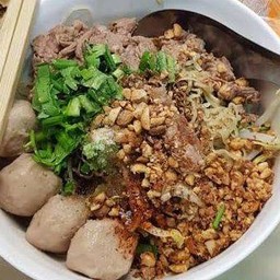 ก๋วยเตี๋ยวคลุกเนื้อ (ไม่ใช่ซีอิ๊วดำ)