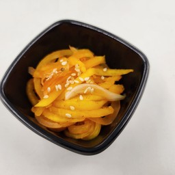 C14. ยำหัวไชเท้าสีเหลืองดอง