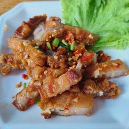สามชั้นคั่วพริกเกลือ