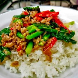 ผัดคะน้าหมูกรอบ