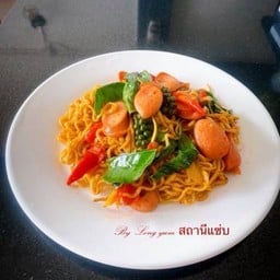 มาม่าผัดขี้เมาไส้กรอก