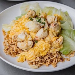 :มาม่าผัดกระเทียมไข่ข้นปูก้อน.