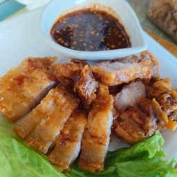 สามชั้นทอดน้ำปลา