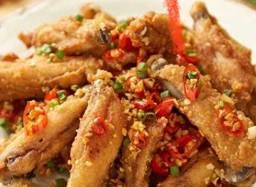 ข้าวไก่ทอดผัดพริกเกลือ