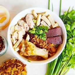 ก๋วยจั๊บญวน น่องไก่