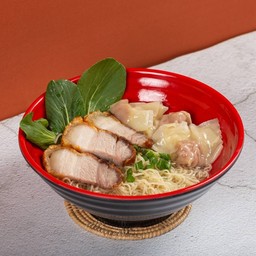 บะหมี่เกี๊ยวหมูกรอบ