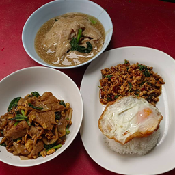 เส้นใหญ่ราดหน้าหมู 1 + เส้นใหญ่ผัดซีอิ๊วหมู 1 + ข้าวกระเพราไก่ไข่ดาว 1