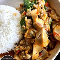 หอยลายผัดโหระพาเห็ดฟาง ราดข้าว