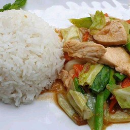 ผัดผักรวมราดข้าว