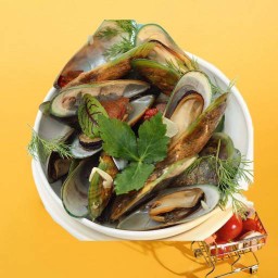 Green mussels wtth orange wine