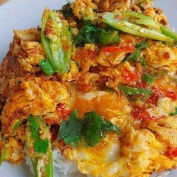 กระเพราไข่ดาวราดข้าว