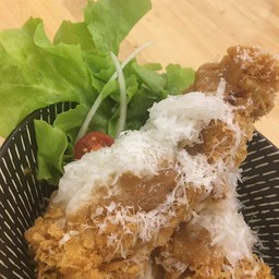 ข้าวหน้าไก่เทมปุระพาเมซานชีส