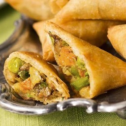 [อร่อยซ่ากับโค้ก] Curry Veggie Samosa (7 Pieces 15 grams) +  โค้ก ไม่มีน้ำตาล (ขวด) 