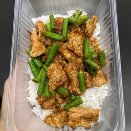 ข้าวผัดพริกแกงหมู