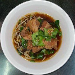 ก๋วยเตี๋ยวซี่โครงหมูอ่อน เส้นใหญ่  ธรรมดา