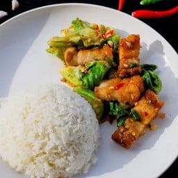 หมูกรอบผัดแขนง ราดข้าว.