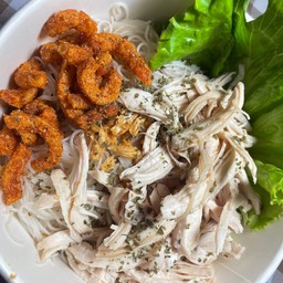 เส้นหมี่ไก่ฉีก ใส่หมูกระจก + เป๊ปซี่ (325ml)