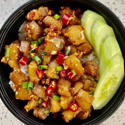 สามชั้นคั่วพริกเกลือ ราดข้าว