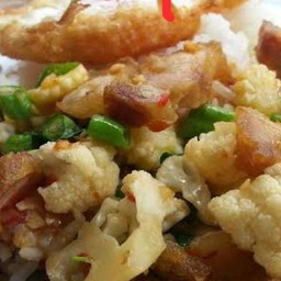 หมูกรอบผัดกะหล่ำดอก ราดข้าว