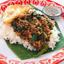 ข้าวกะเพราถาดเนื้อสับไข่ดาว