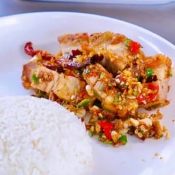 หมูกรอบคั่วพริกเกลือ ราดข้าว.