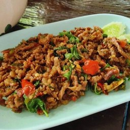 กะเพราเนื้อเป็นกับ