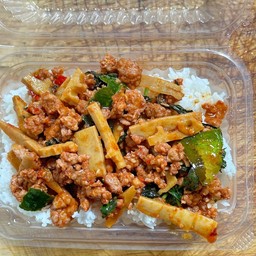 ผัดพริกแกงหมูสับใส่หน่อไม้