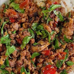 ข้าวหมุสับผัดใบโหระพา