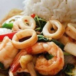 ข้าวราดกระเพราทะเล