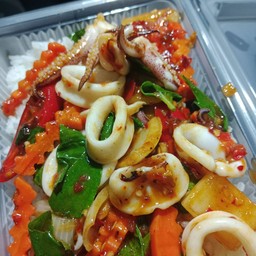 ผัดพริกเผาปลาหมึกราดข้าว