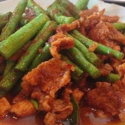 ผัดพริกแกงหมูชิ้นกับข้าว