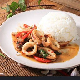 ข้าวราดกระเพราปลาหมึก