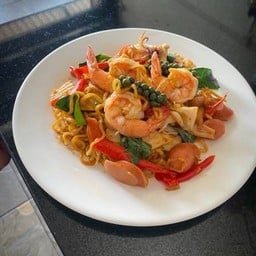 มาม่าผัดขี้เมารวมมิตร