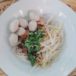 ร้านก๋วยเตี๋ยวลูกชิ้นหมูน้ำใส(ลูกชิ้นแยกบางพลู)ตลาดสมบัติบุรี