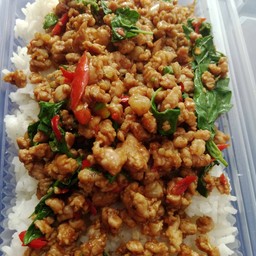 กะเพราหมูสับราดข้าว